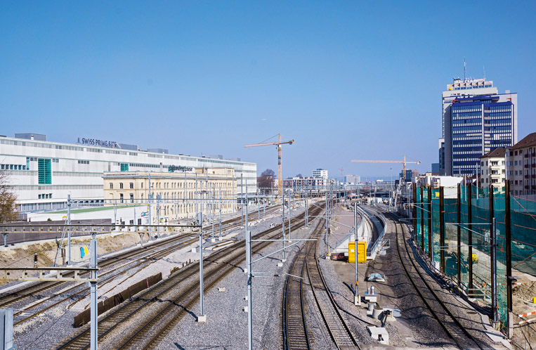Im Gleisfeld, auf Höhe des Backsteingebäudes (ehemaliges Direktionsgebäude der MFO), ist die Ausfahrt des Unterquerungsbauwerks zu erkennen. Die SBB bauten dies, damit die Züge ­kreuzungsfrei verkehren können so lässt sich die Kapazität steigern. (Foto: