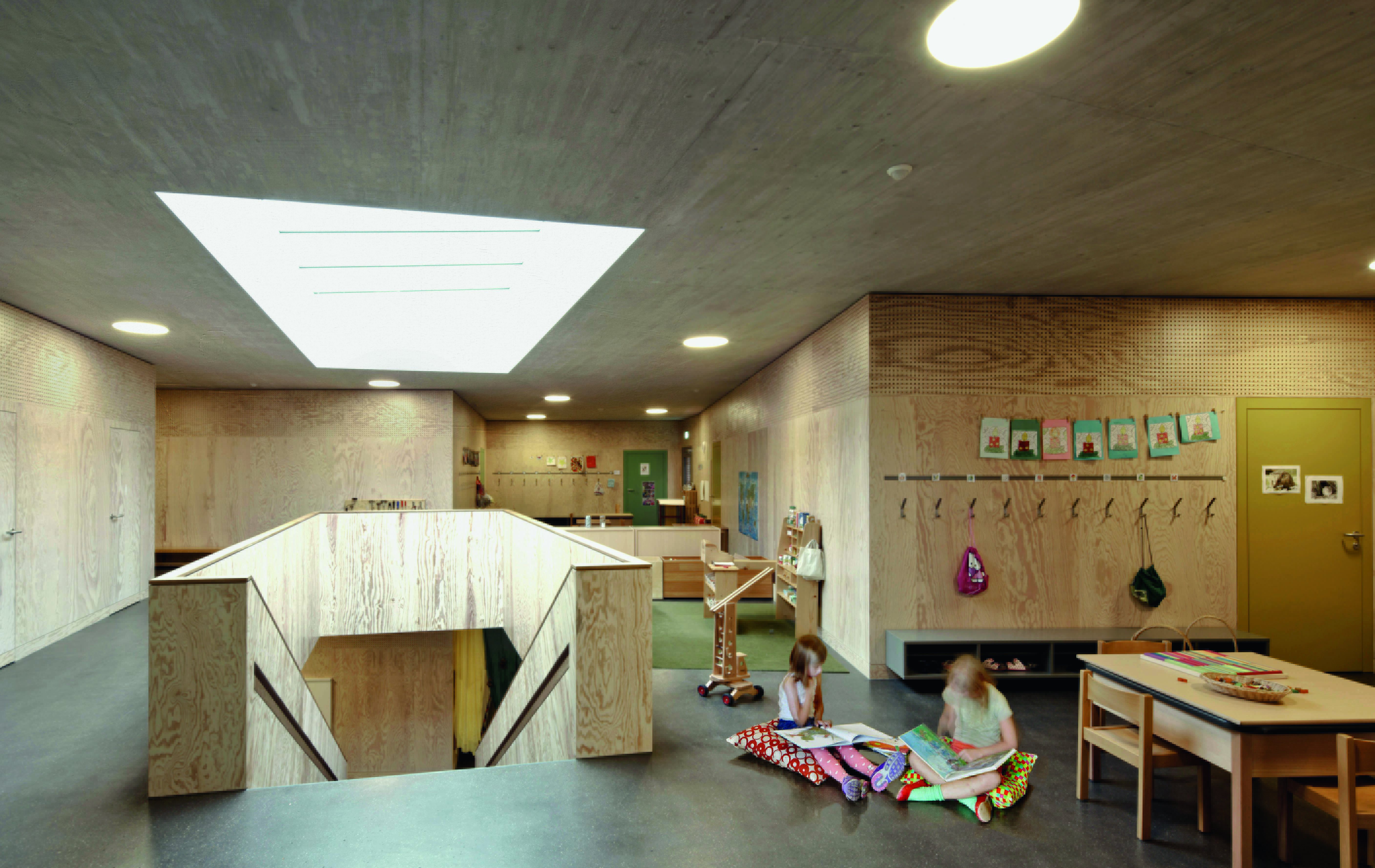 Weil alle Klassenzimmer über einen eigenen Ausgang ins Freie verfügen, dient die Erschliessung nicht als Fluchtweg. Sie fungiert nun als Spiel-, Unterrichts- und Pausenraum und wird von den Kindern begeistert in Besitz genommen. (Foto: Karamuk Kuo Archi