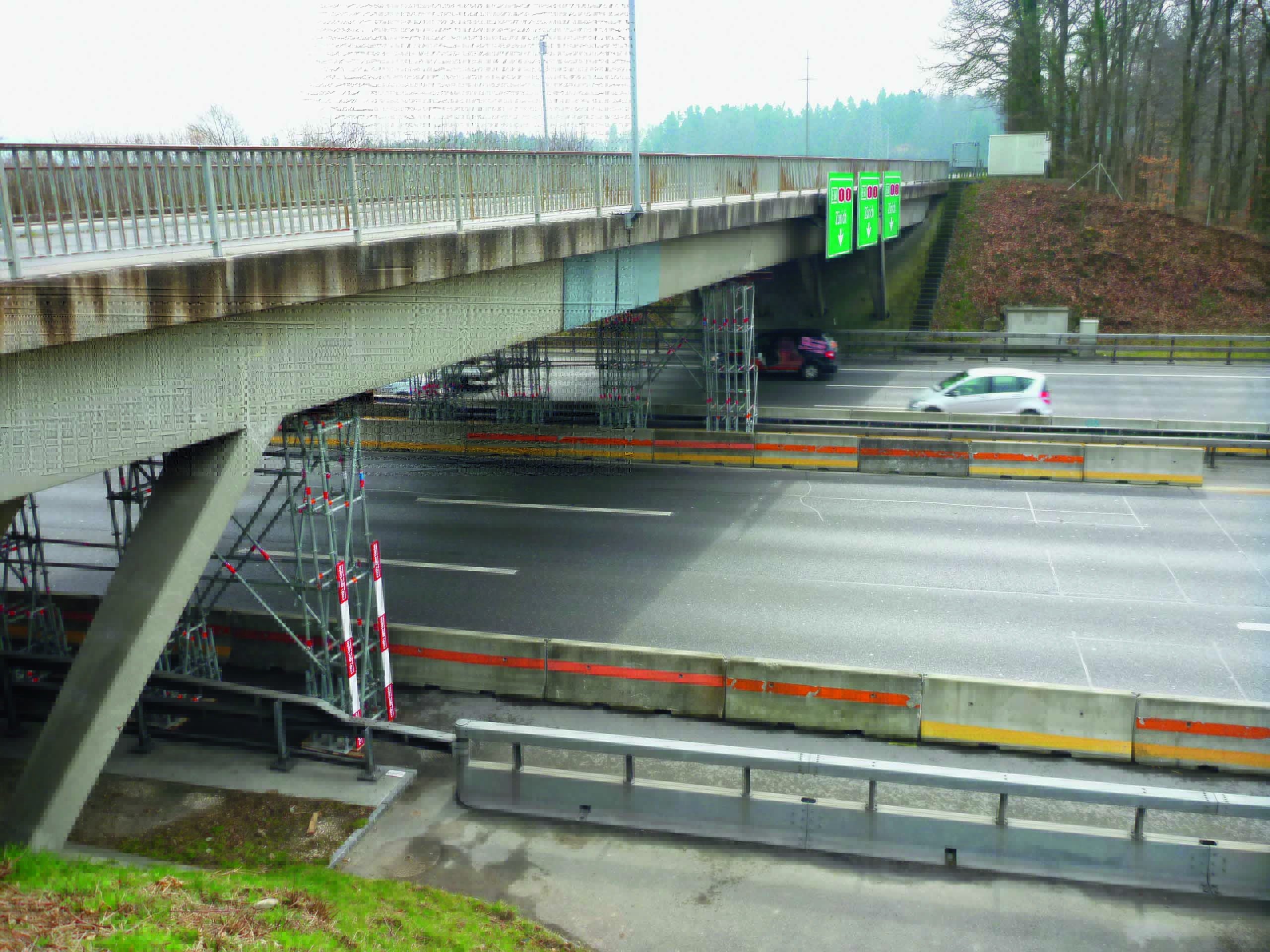 Die Sicherung besteht aus Gerüsten mit Anprallschutz auf den Mittel- und Pannenstreifen sowie Abdeckblechen beim Schaden. (Foto: Astra Filiale Zofingen)