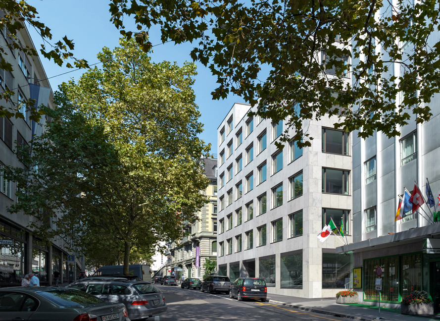 Der Neubau an der Stampfenbachstrasse 30 in Zürich nutzt das vorher von einem bürgerlichen Doppelwohnhaus von 1882 besetzte Grundstück deutlich besser aus und ist das erste Minergie-P-Eco-Gebäude des Kantons. (Foto: Voelki Partner Architekten)