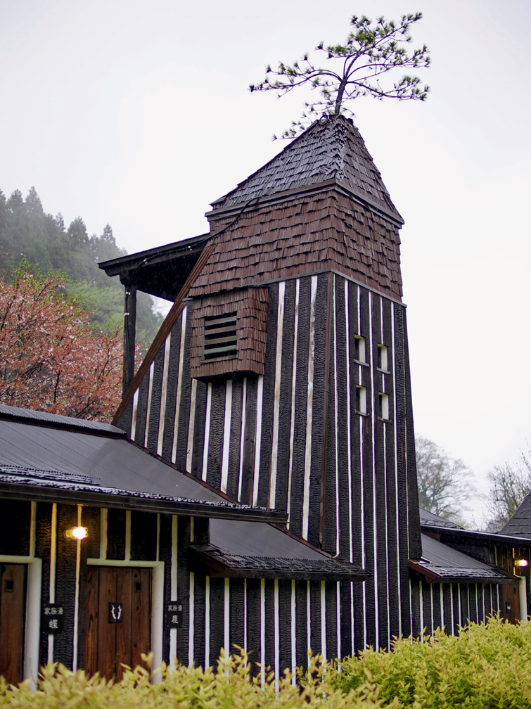 Jedes japanische Thermalbad besitzt ein Türmchen, um den Dampf aus dem Innern abzuleiten. (Foto: Morris Enzmann)