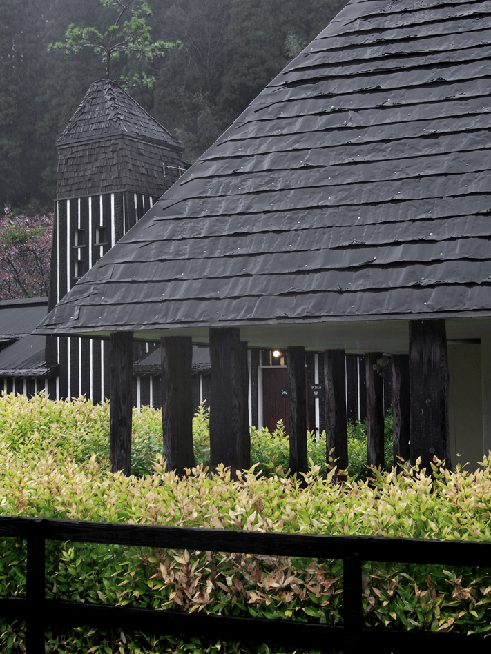 Die Kombination von angekohlten Zedernbrettern mit hellem Mörtel ergibt das charakteristische Zebramuster des Herrenbads. (Foto: Morris Enzmann)