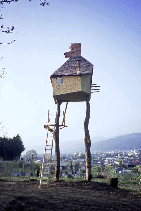 Das Teehaus Takasugi-an steht auf zwei Stützen, der Eingang ist nur über eine Leiter erreichbar. (Foto: Terunobu Fujimori)