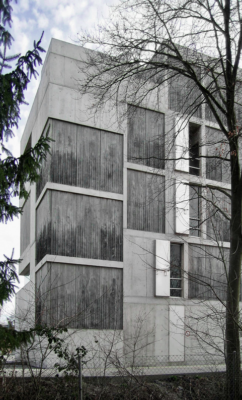 Die Fassade gegen die Grundstücksgrenze hin zeugt von einem Brand, den es hier gar nie gab: Die angekohlten Schalungen hinterliessen Russ im Beton. (Foto: Bernadette Fülscher)