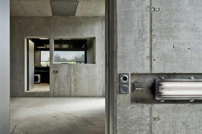 Aus dem Kontrollraum werden die Brände gesteuert und überwacht. (Foto: Theodor Stadler)