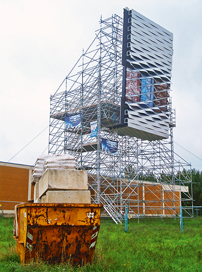 1:1-Modell der Fassade. Die Wölbung der Aluminium­bänder variiert und reguliert die Dichte der Fassade. (Bild: Herzog &amp; de Meuron)