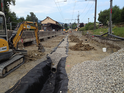 In Burghalden wurde der geforderte Abstand zwischen Oberkante Perron und Schienenoberkante durch eine Gleisabsenkung erreicht. (Bild: SOB)