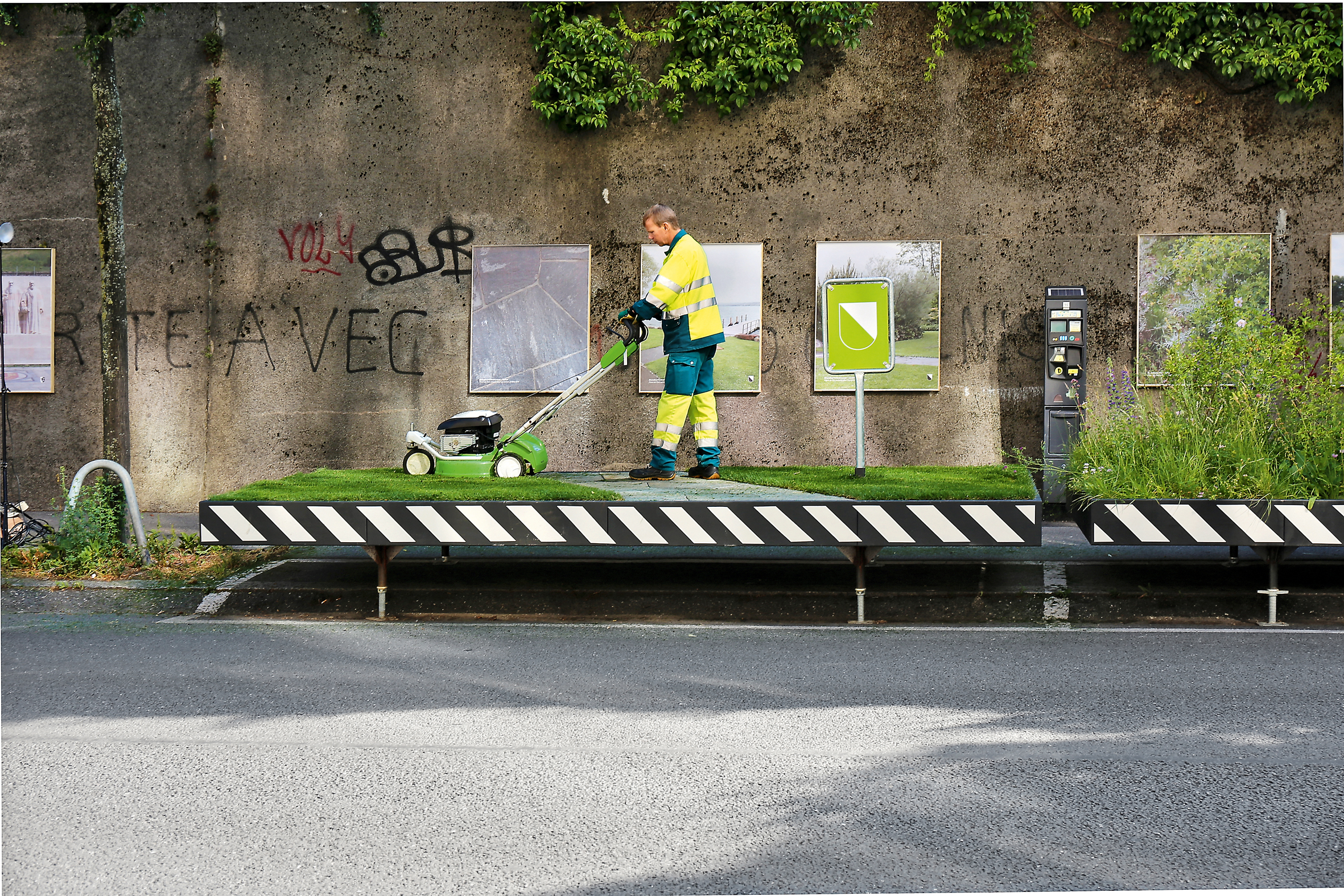 Maschinelle Pflege eines mobilen Gartens: Rasenmähen auf der Installation «Places de parcs». (Foto: Ruedi Weidmann)