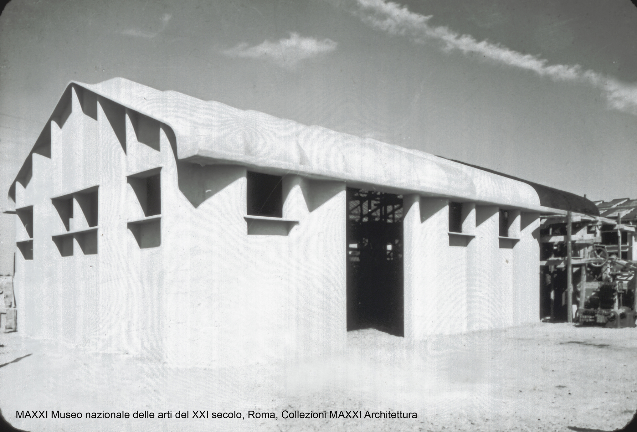 Lagerhalle aus Ferrozement des Ingenieur-Unternehmers Pier Luigi Nervi, Rom (1945). Die 21×12m grosse Halle wurde mit 3cm starken Dach- und Wandelementen konstruiert. Die tragende Hülle besteht aus werkseitig geformten Stahlgeflechten, worauf eine Feinsan