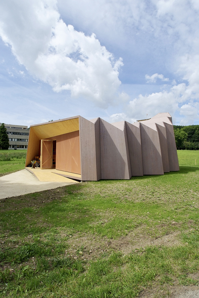 Die erste konkrete Umsetzung eines Faltwerks vom Ibois war die Kapelle Saint-Loup in Pompaples VD 2008. (Foto: Fred Hatt, Ibois)