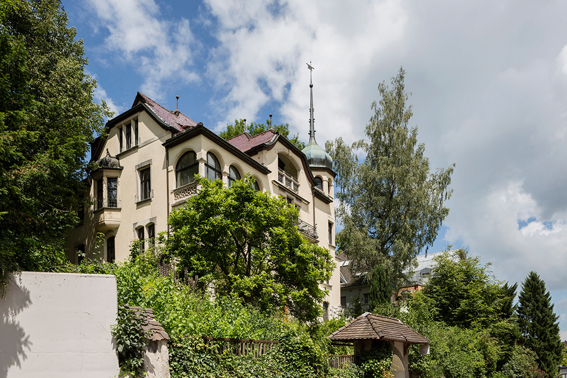 Am Fuss des steilen Rosenbergs errichtete der Gemeindebaumeister 1900 sein Wohnhaus. (Foto: Hanspeter Schiess)