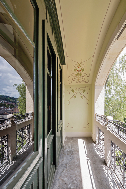 Die Loggia mit prachtvollem Terrazzo und Bleiverglasungen. (Foto: Hanspeter Schiess)