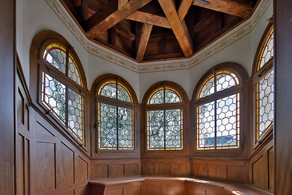 An den Seiten des Balkons unter dem Hauptgiebel wurde die fragmentarisch erhaltene Malerei ergänzt, das Turmzimmer bildet den Höhepunkt der aufgemalten Holzmaserung. (Foto: Hanspeter Schiess)