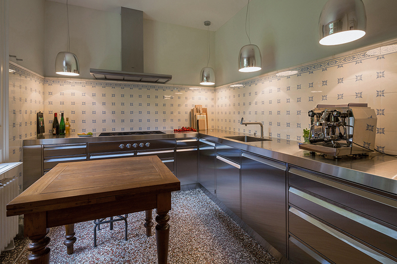 Die Küche wurde weitgehend erneuert und erscheint in ihrem Ausdruck sehr klassisch. (Foto: Hanspeter Schiess)