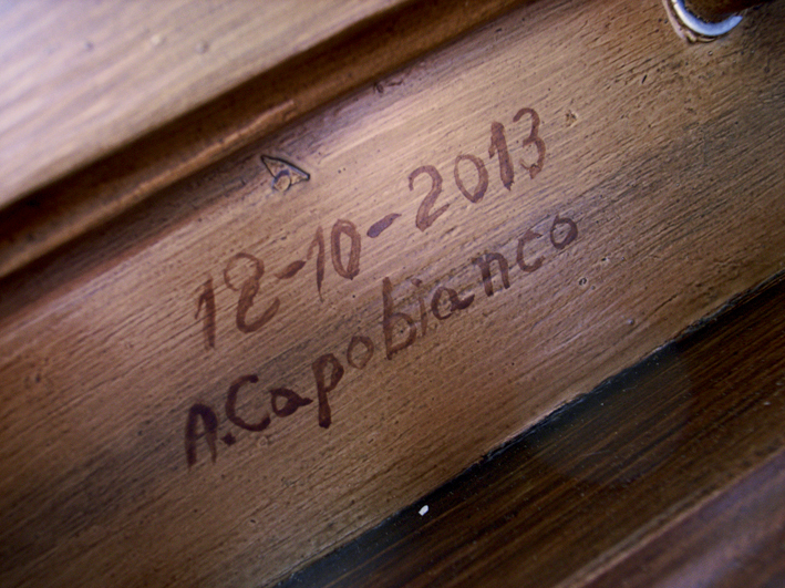 Die Maserungen im Turmzimmer wurden von Antonio Capobianco gemalt, der sein Werk auch signiert hat. (Foto: Hanspeter Schiess)