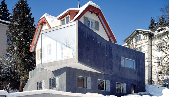 Form und Farbe des Anbaus gaben zu reden: Bevor die Bewilligung erteilt wurde, musste sich der Sachverständigenrat der Stadt damit beschäftigen. (Foto: Barbara Bühler)