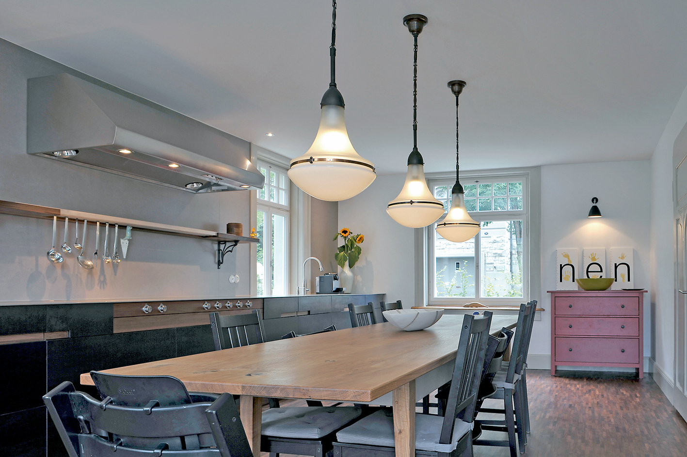 Für die grosszügige Küche musste eine Wand weichen. Die Fenster wurden originalgetreu rekonstruiert, die Leuchten von Peter Behrens sind ein Fund aus dem Internet. (Foto: Marko Sauer)