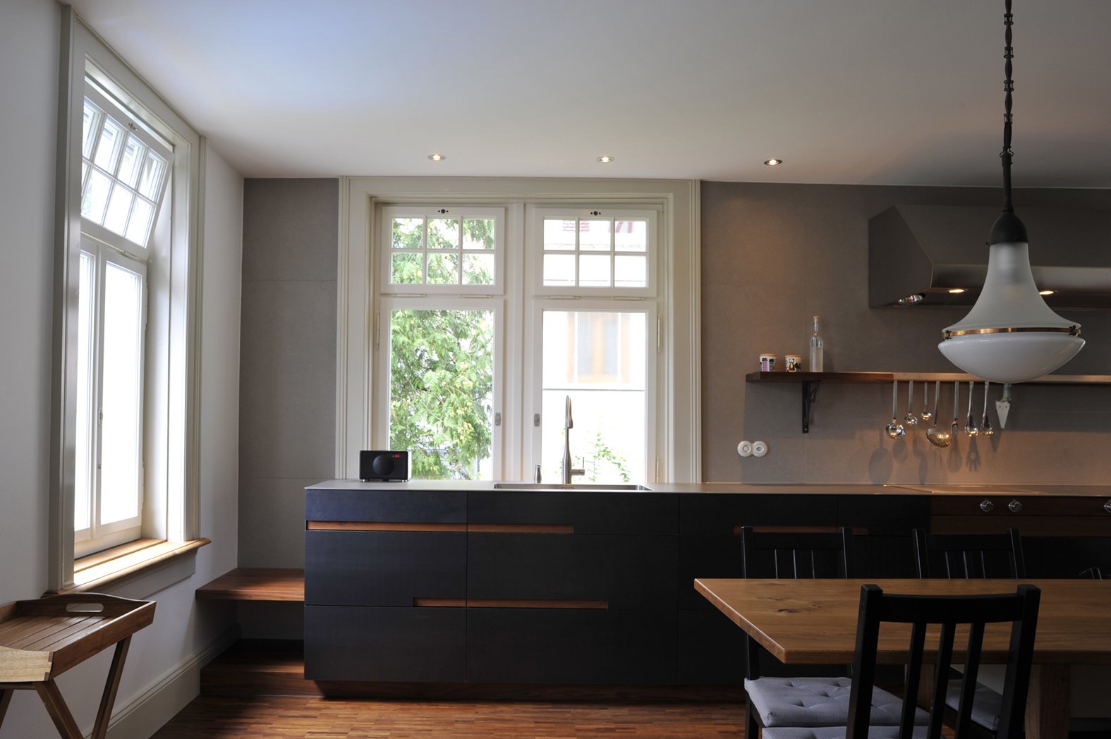 Die neue Küche mit Kortenstahl-Fronten im Erdgeschoss. Über dem Tisch hängt die Leuchte von Peter Behrens. (Foto: Marko Sauer)