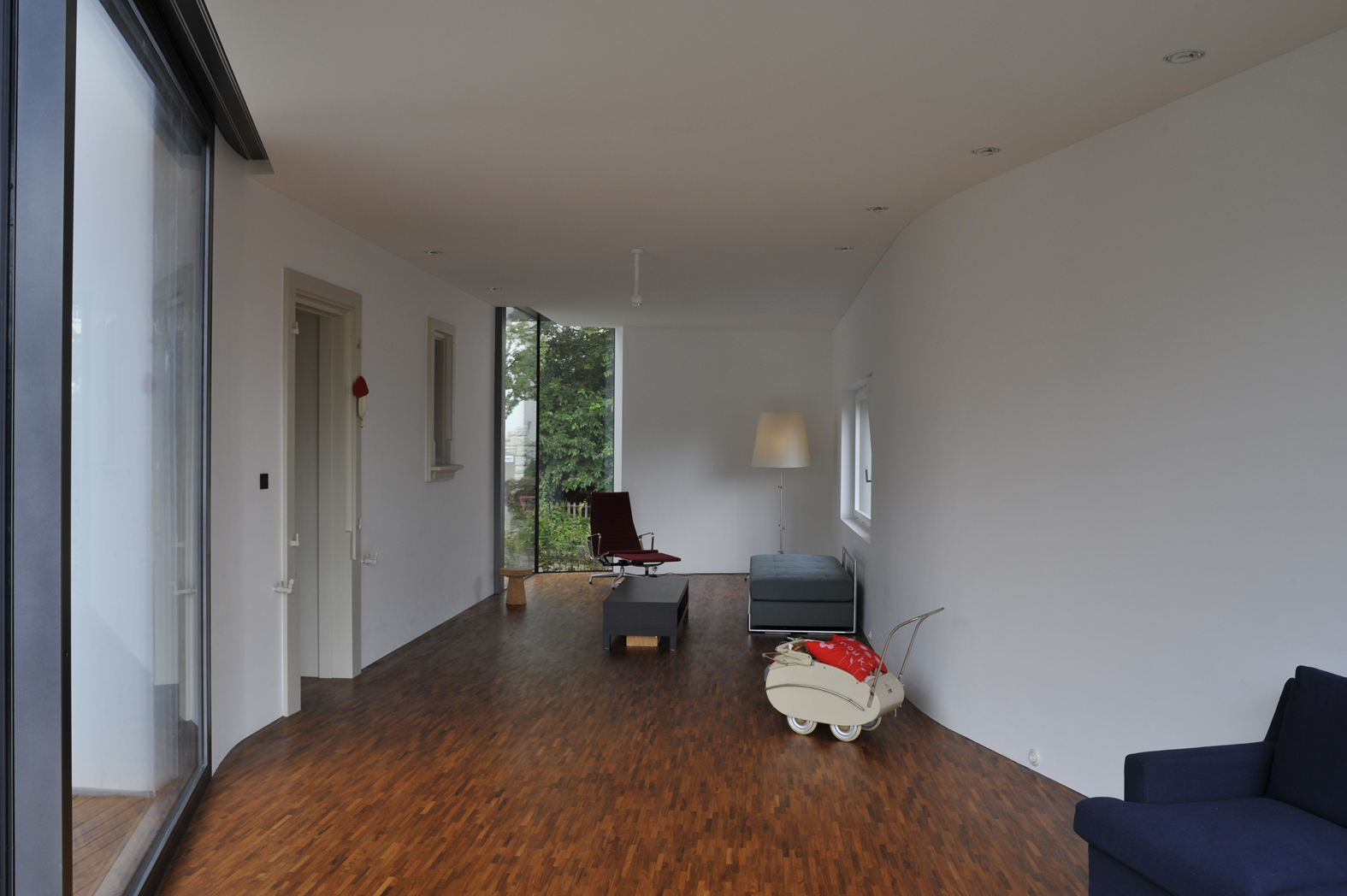 Der Anbau erscheint mit seinen klaren Formen nüchtern und modern. (Foto: Marko Sauer)