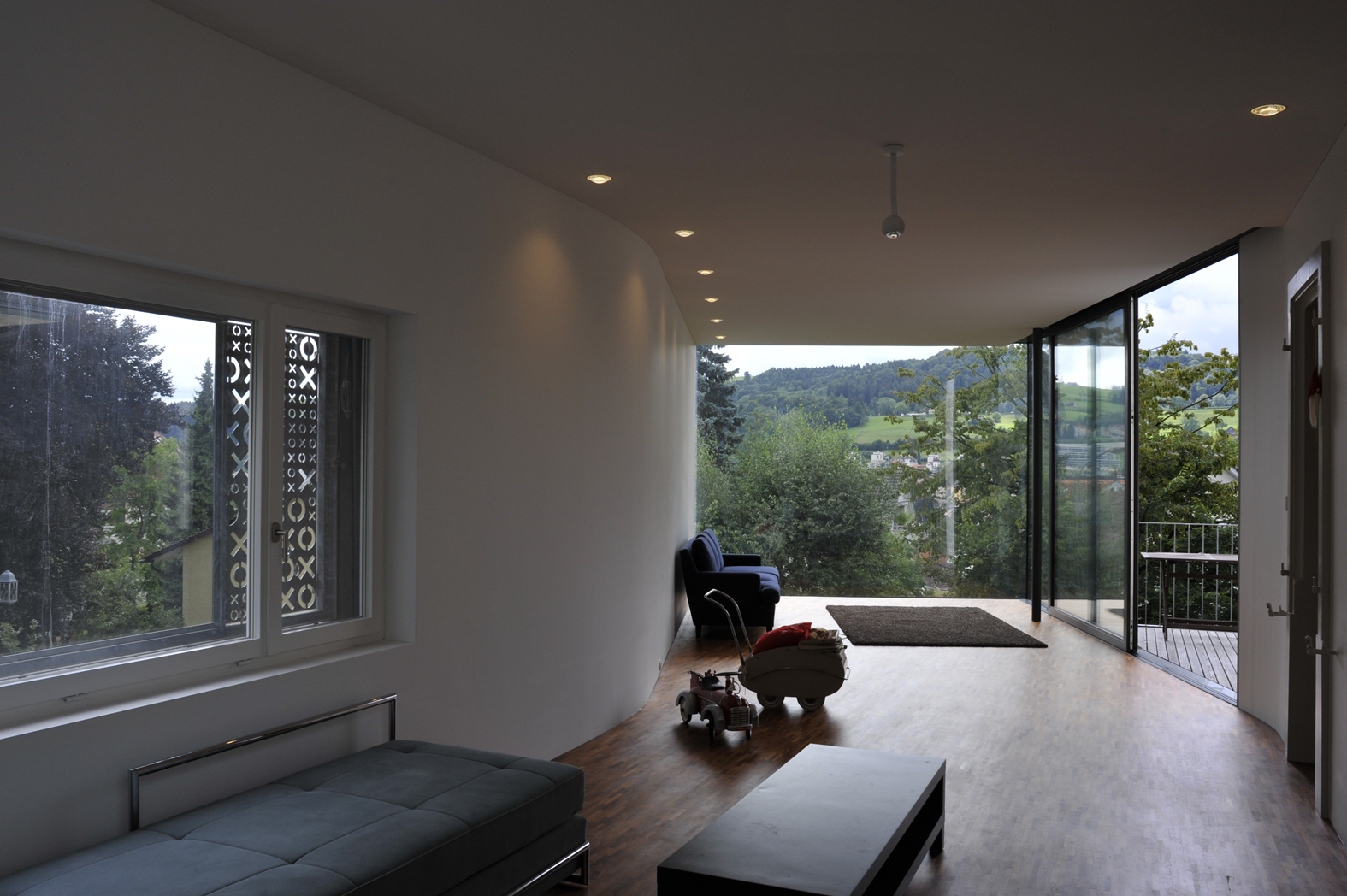 Das Obergeschoss des Anbaus knickt aus und bietet eine Sicht über die Stadt. (Foto: Marko Sauer)