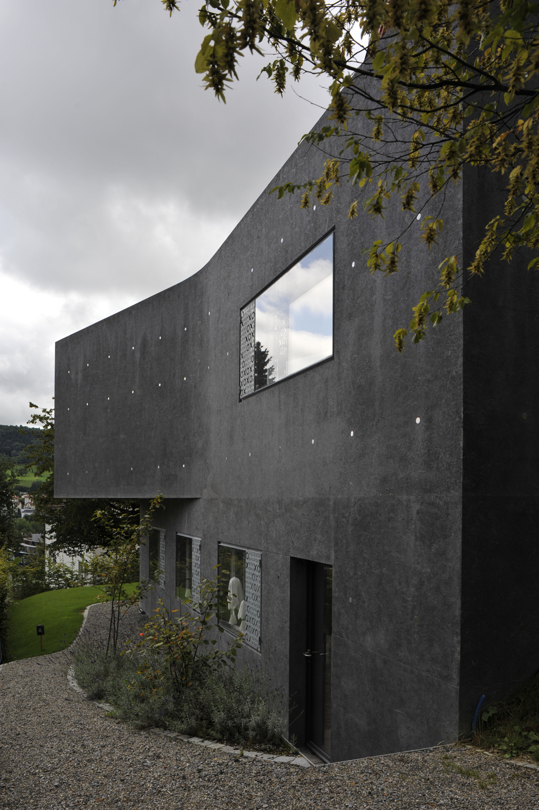 Der dunkle Sichtbeton des Anbaus gab ebenso zu reden wie seine Form. (Foto: Marko Sauer)