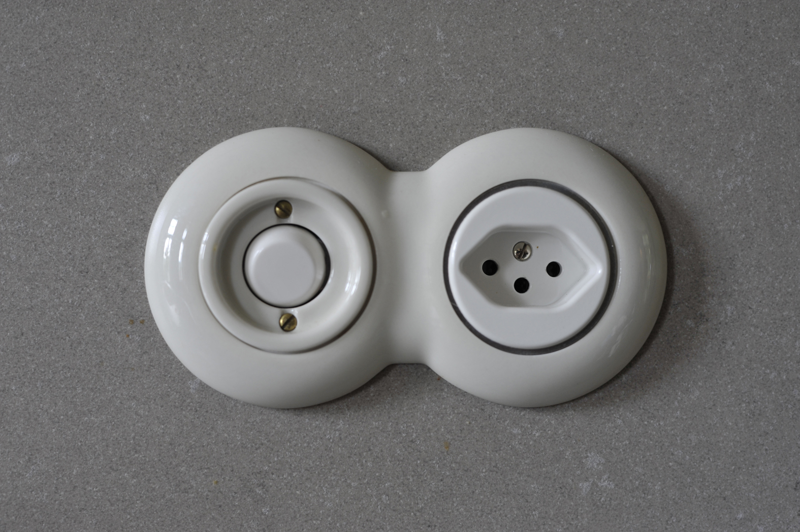 Neue Technik in alter Form: Die zierlichen Schalter aus Porzellan sind mit der Gebäudeleittechnik verbunden. (Foto: Marko Sauer)