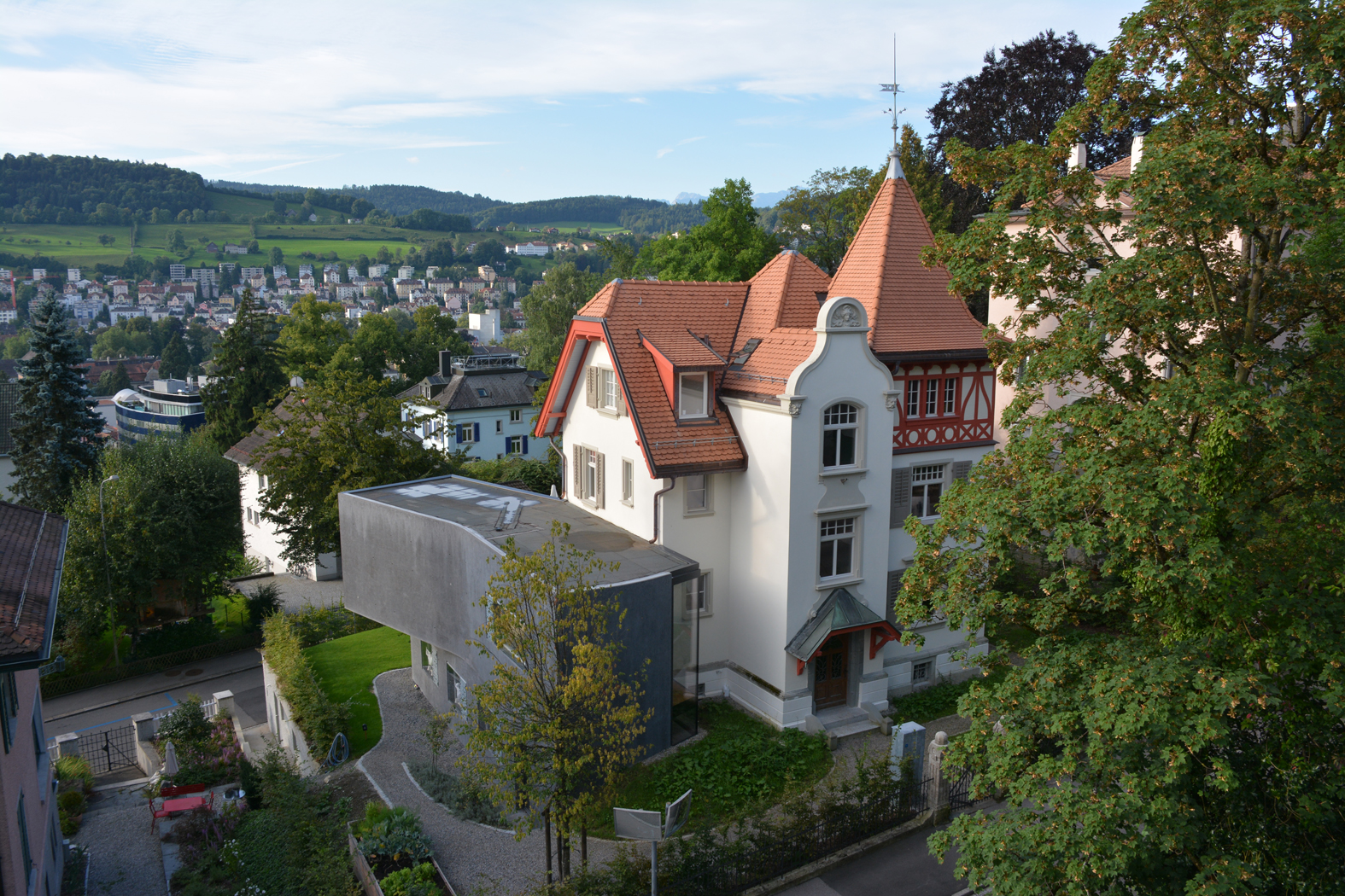 Zwei Architekturhaltungen treffen an der Dufourstrasse in St.Gallen aufeinander. (Foto: Marko Sauer)
