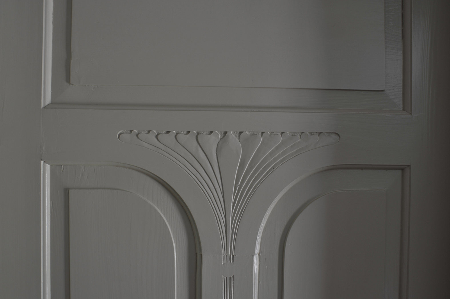 Die eleganten Formen des Jugendstils an den originalen Türblättern. (Foto: Marko Sauer)