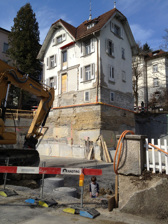 Während des Umbaus stand die Villa wie ein Fels im Aushub für die Tiefgarage. (Foto: Marko Sauer)