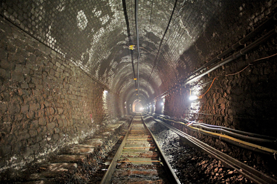 Der Simplontunnel ist das einzige grosse Tunnelbauwerk aus der Pionierzeit der Eisenbahn, das Bestandteil der Neuen Alpentransversalen ist. Bei der Aufrüstung der über 100 Jahre alten Anlage sind viele Kompromisse notwendig, wie zum Beispiel die Sonderwer