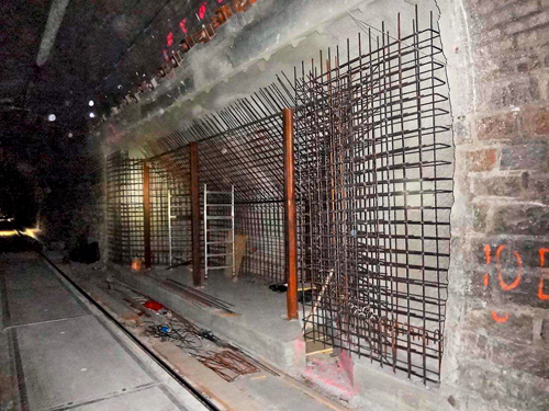 Für das Erstellen der Muffen der Hochspannungskabel werden alle rund 1500m Nischen benötigt (Länge: 12m, Tiefe: 2m, Höhen bis zu 3.5m). Diese Muffennischen werden seitlich längs der Tunnelröhren angeordnet und im Sprengverfahren ausgebrochen. (Foto: Rothp