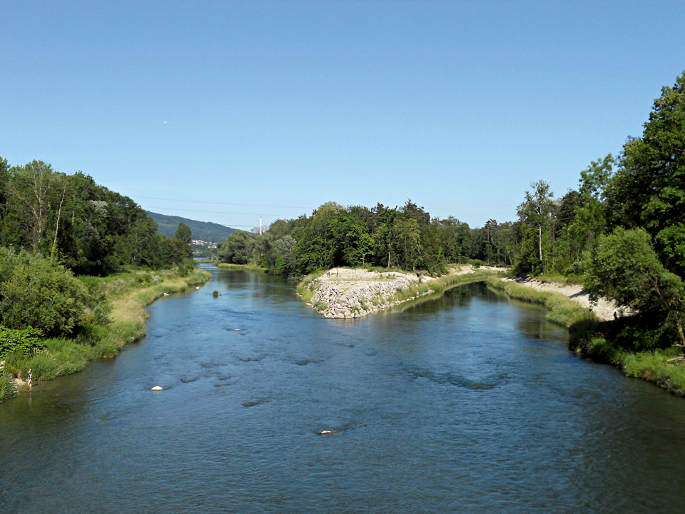 Der keilförmige Wasserteiler aus massiven Blocksteinen leitet einen Teil der Wassermassen nach rechts in den neuen Seitenarm. (Foto: Lukas Denzler)