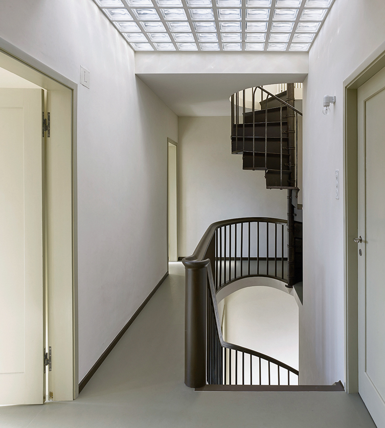 Die prägnante Treppe zeigt sich mit dunkel gestrichenem Holz als durchgehende Figur vom Eingang bis aufs Dach. (Foto: Roland Bernath)