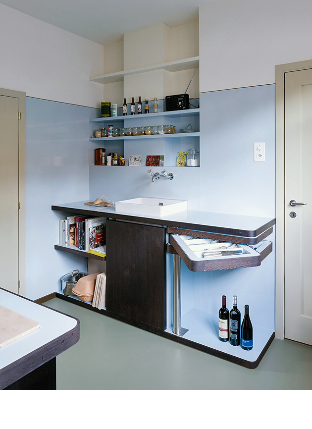 In der Küche musste der Architekt improvisieren: Sie blieb so eng wie zuvor, doch dank passgenauen Lösungen wie den ausschwenkbaren Tablaren bietet die Küche nun annähernd zeitgenössischen Komfort. (Foto: Roland Bernath)