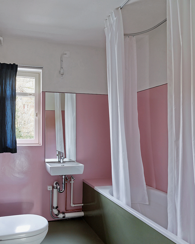Das Bad verblieb spartanisch. (Foto: Roland Bernath)