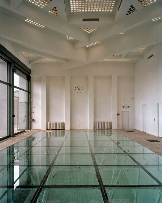 Das ehemalige Hallenbad wurde mit einem Glasboden versehen und wird heute als Ausstellungraum genutzt. (Foto: Villa Noailles /oliver Amsellem 2013, Charles von Büren)