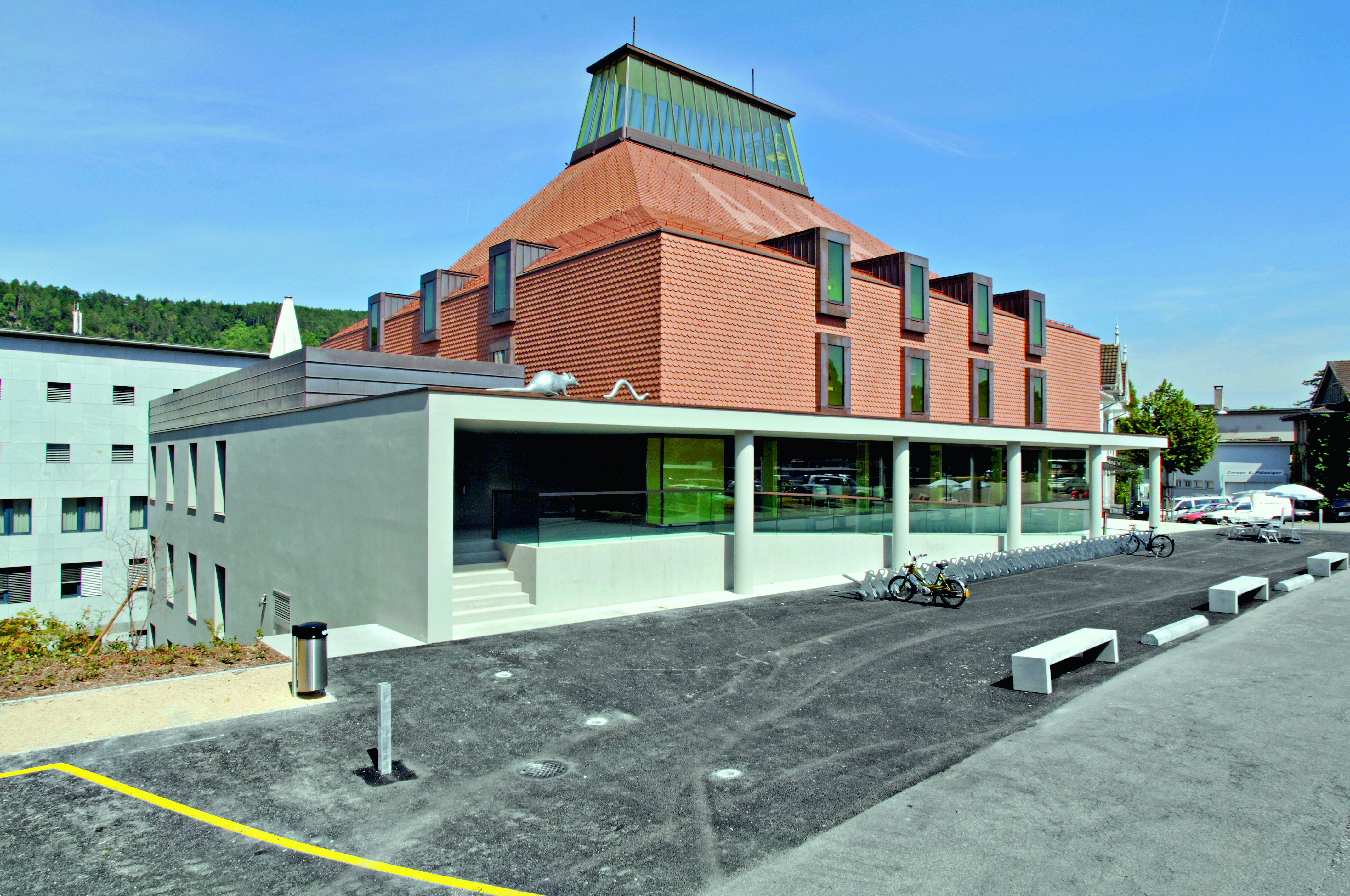 In der Kantonsbibliothek BL von Liechti Graf Zumsteg hallt Luckenwalde nach. Doch das Dach bleibt eine Formalie. (Foto: René Rötheli)
