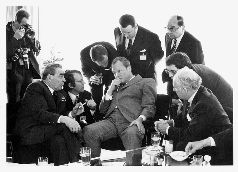 Mai 1973: Leonid Breschnew und Willy Brandt bei Gesprächen im Kanzlerbungalow Breschnews erster Auslandsbesuch war eine Bestätigung für Brandts Ostpolitik. (Foto: Barbara Klemm)