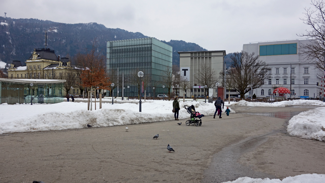 Die Fassade regt zu Vermutungen an, erschliesst sich aber nicht allein mithilfe des bisherigen Erfahrungsschatzes. (Foto: Pauline Bach)