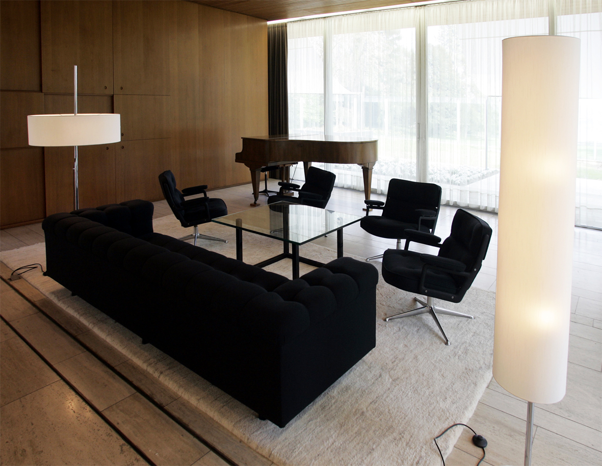 Die Versenkwand (links unten) wurde zu Willy Brandts Zeiten gerne auf die halbe Höhe gefahren und bei Events als Bar genutzt