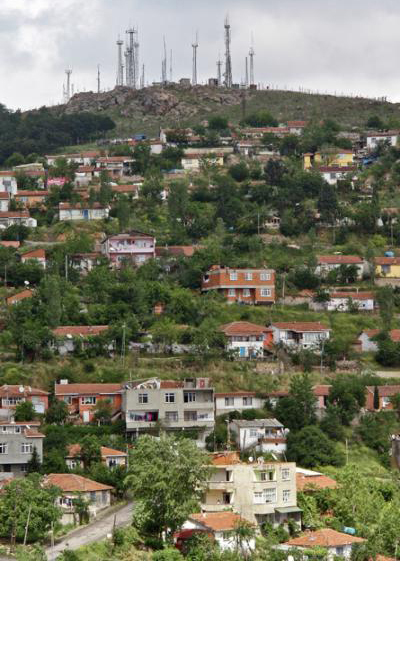 Gecekondu ist der türkische Begriff für eine informelle Siedlung, die aus rudimentären und behelfsmässig errichteten Häusern besteht. Dass die Häuser eines Gecekondu, was wörtlich übersetzt «über Nacht gelandet» heisst, nicht sofort wieder abgerissen werd