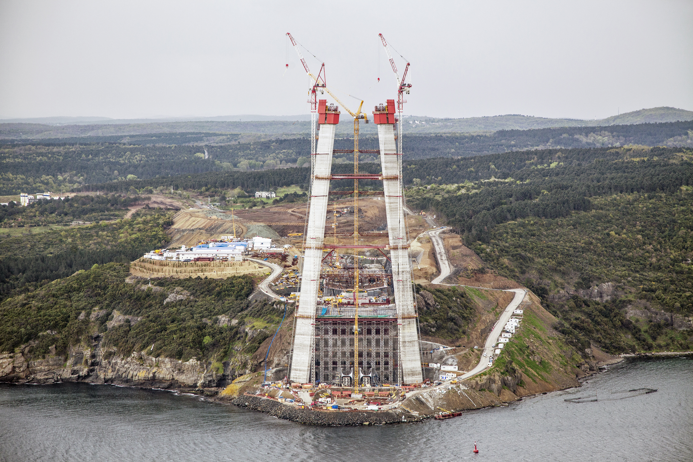 «Stellen Sie sich vor: Der Unternehmer ist seit einem Jahr im Boot, und schon ragen die Pylone 220m in die Luft!» Brückenpylon auf der asiatischen Seite am 18. April 2014. (Foto: Accord pr)