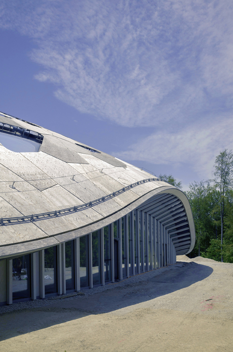 Abstrakt und doch organisch geformt: Der Neubau im Elefantenpark verrät wenig von seinem Innenleben. Umso mehr staunt der eintretende Besucher über exotisierende Lodge im thailändischen Stil, die üppige Vegetation und das warm-feuchte Klima. (Foto: Domini