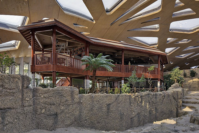 Lodge im thailändischen Stil: Das EG steht allen offen, das OG kann man für Anlässe buchen. (Foto: neue Holzbau AG/ Walt+Galmarini)