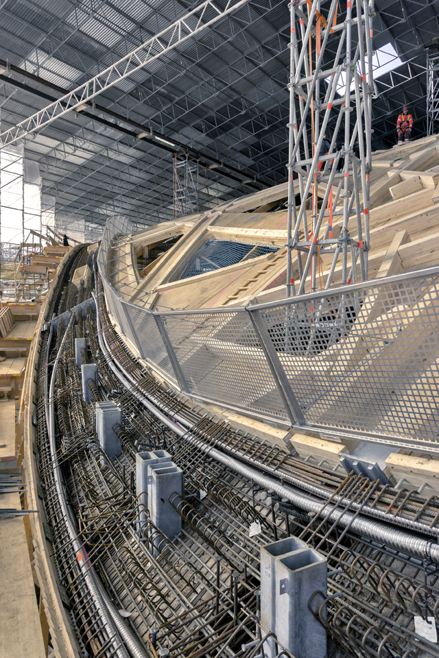 Ringbalken vor dem Betonieren mit den Stahleinbauteilen über den Betonstützen und den Hüllrohren für die Spannkabel. (Foto: Dominique Marc Wehrli)