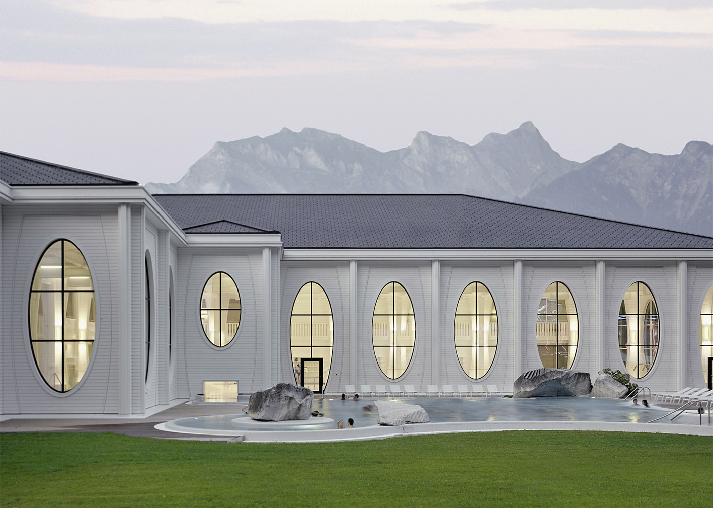 Provoziert: Die Tamina Therme in Bad Ragaz zeigt Haltung und eckt an. (Foto: Walter Mair)