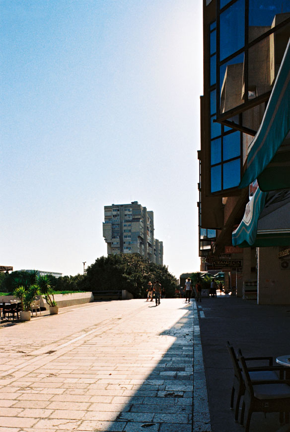 Split 3 (ab 1972) war eine der grossen Stadterweiterungen im sozialistischen Jugoslawien. Die Siedlung wurde für knapp 13.000 Einwohner geplant und brachte internationale Tendenzen mit der lokalen Bautradition zusammen. Die zentrale Fussgängerpassage folg
