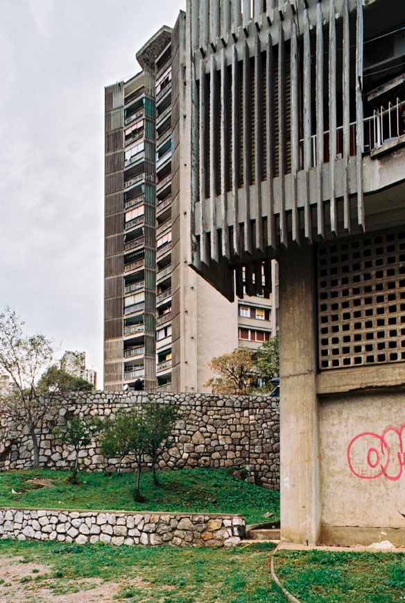 Die Wohnhochhäuser von Igor Emili in Rijeka (1967) weichen die strenge modernistische Haltung auf und integrieren lokale Baukultur. Zierliche Sonnenblenden aus Beton verleihen den Gebäuden eine feine Textur, das Volumen zeigt sich weich und bewegt. (Foto: