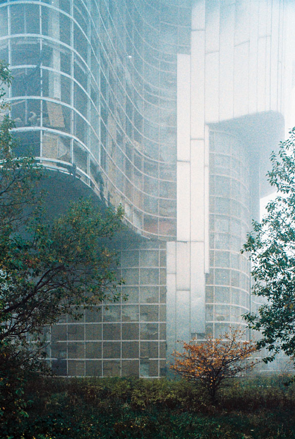 Das Partisanendenkmal auf der Petrova Gora von Vojin Baki? (1981): Es illustriert augenscheinlich den Zerfall des Staates Jugoslawien. (Foto: Marko Sauer)