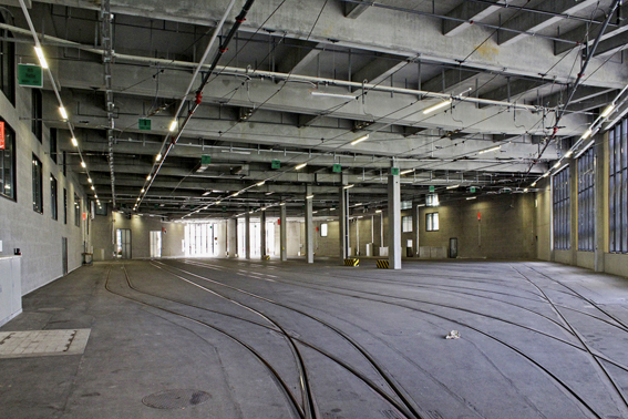 Ansicht der Tramhalle: Die 1.3m hohen vorfabrizierten Hauptträger spannen bis zu 21m über die Tramhalle. Sie sind mit je zwei Kabeln vorgespannt und statisch als Ein- oder Zweifeldträger mit Gerbergelenk ausgebildet. Die 0.7m hohen Sekundärträger spannen